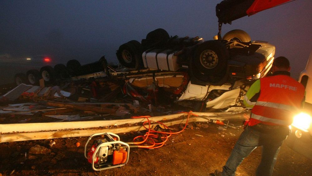 Fallece El Conductor De Un Cami N Al Salirse De La V A Y Volcar En La A