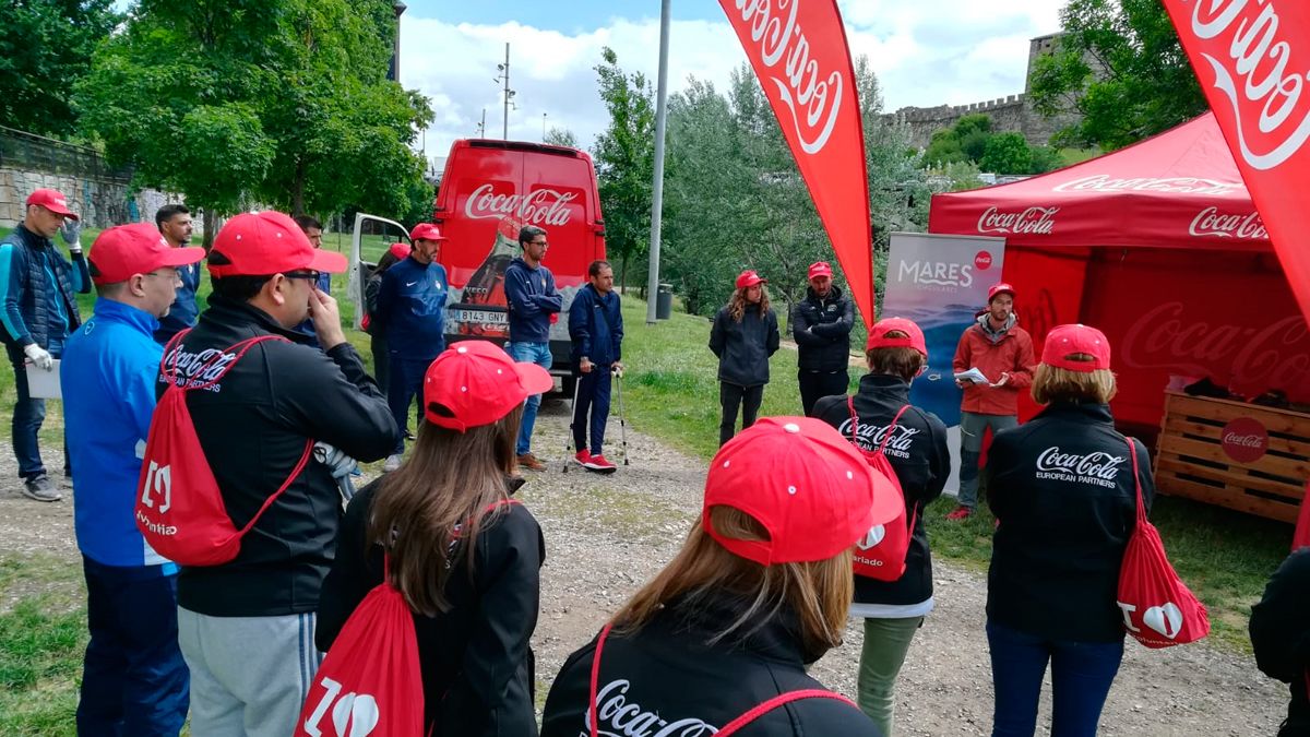 Empleados de CocaCola dan ejemplo limpiando el río Boeza