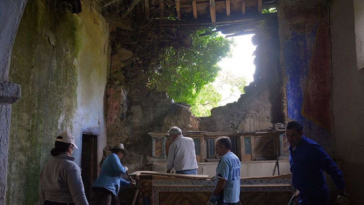 Primera hacendera de Promonumenta en la iglesia de San Pedro de Villarino, el pasado verano. | L. N. C.