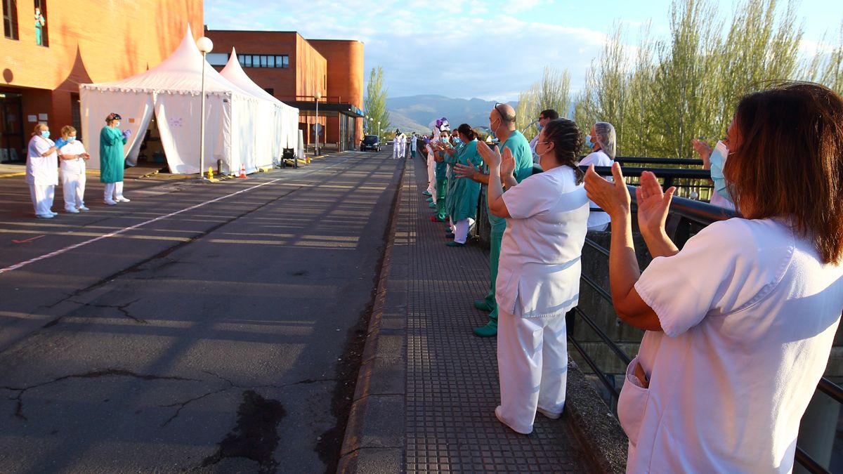 Imagen de sanitarios aplaudiendo en el Hospital del Bierzo. | C.S. (Ical)