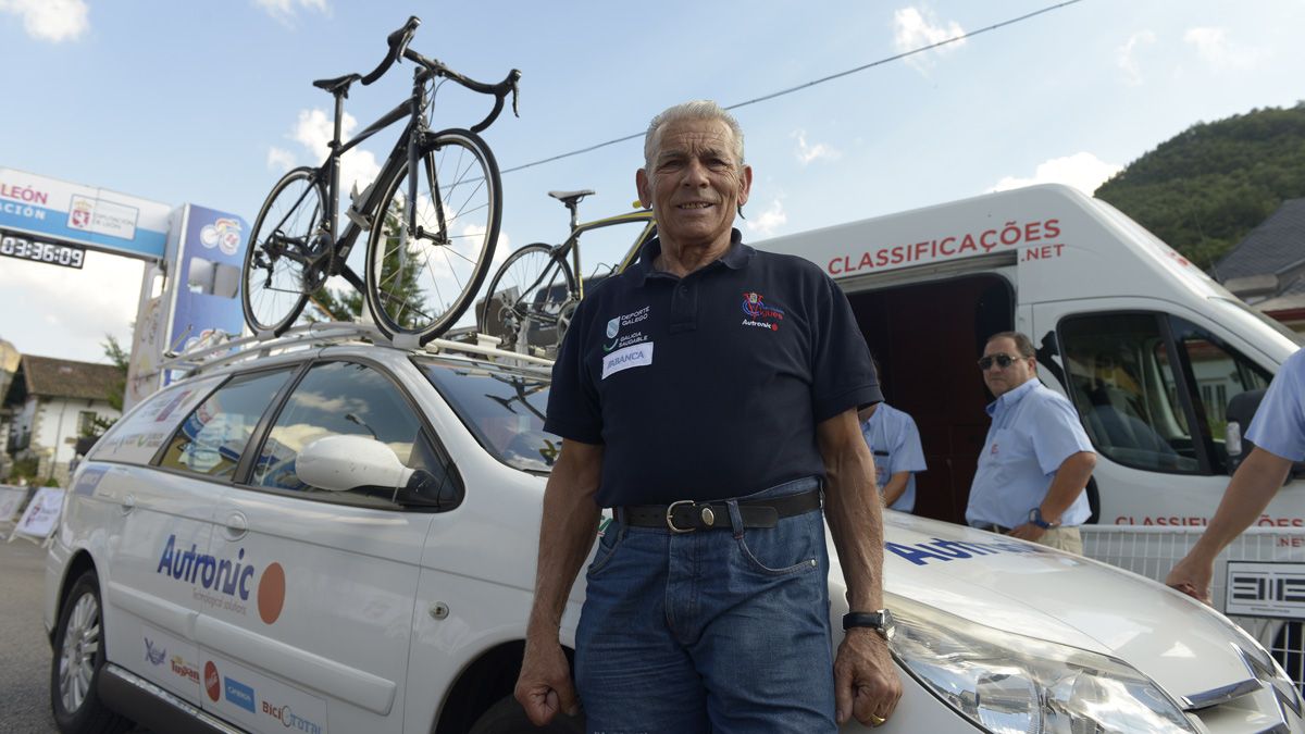 'Joaco', junto al coche de su equipo. | MAURICIO PEÑA