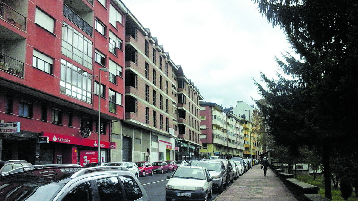 En la fotografía de archivo, imagen de un céntrica calle de la localidad de Villablino. | E. NIÑO