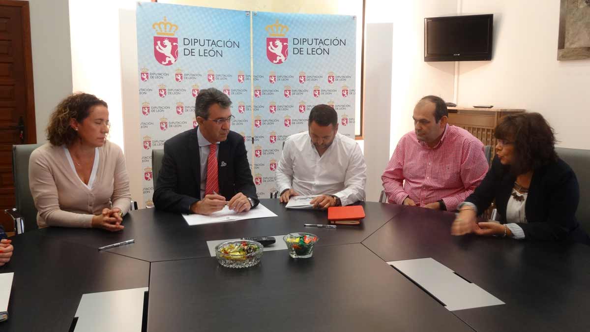 El presidente de la Diputación, Juan Martínez Majo, y el presidente de Autismo León, José Ángel Crego, este viernes en la firma del convenio.