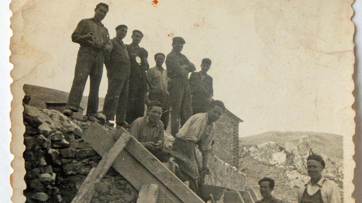 Trabajadores del antiguo lavadero de wólfram en la Peña del Seo.