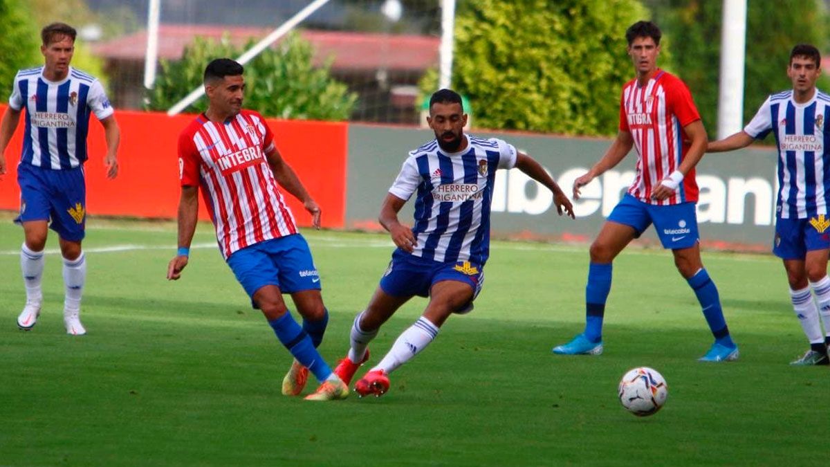 Bravo busca recuperar un balón durante el último amistoso frente al Sporting. | SDP