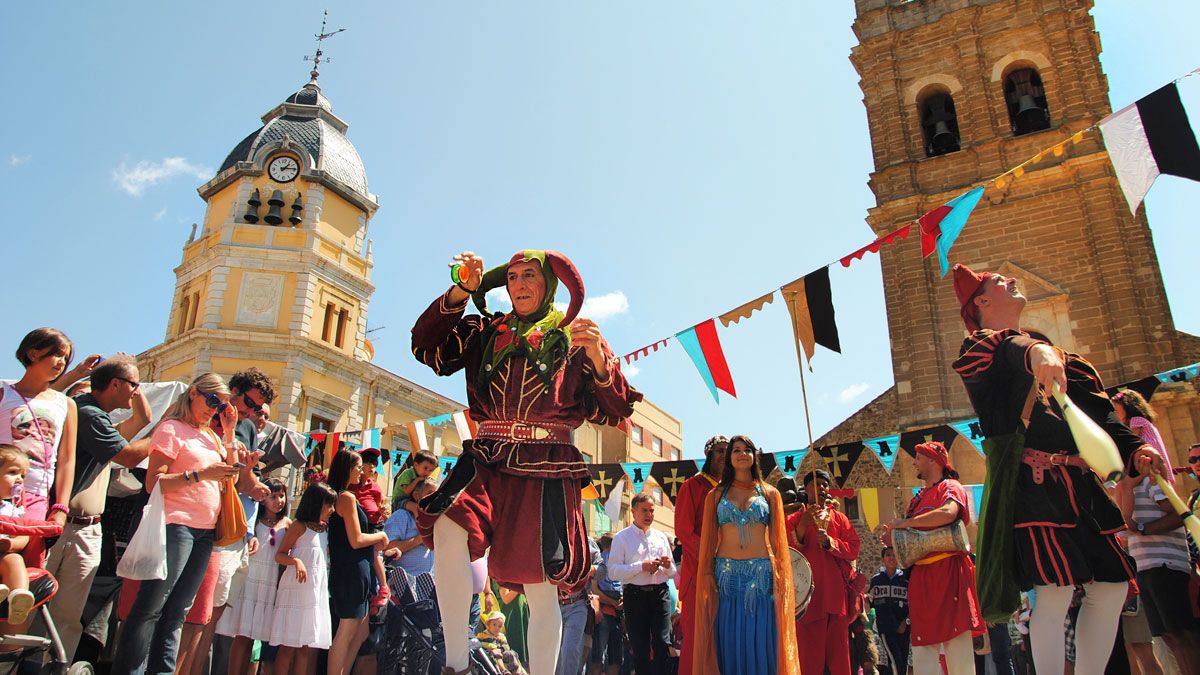 El mercado medieval volverá a ser uno de los más grandes de León. | Abajo