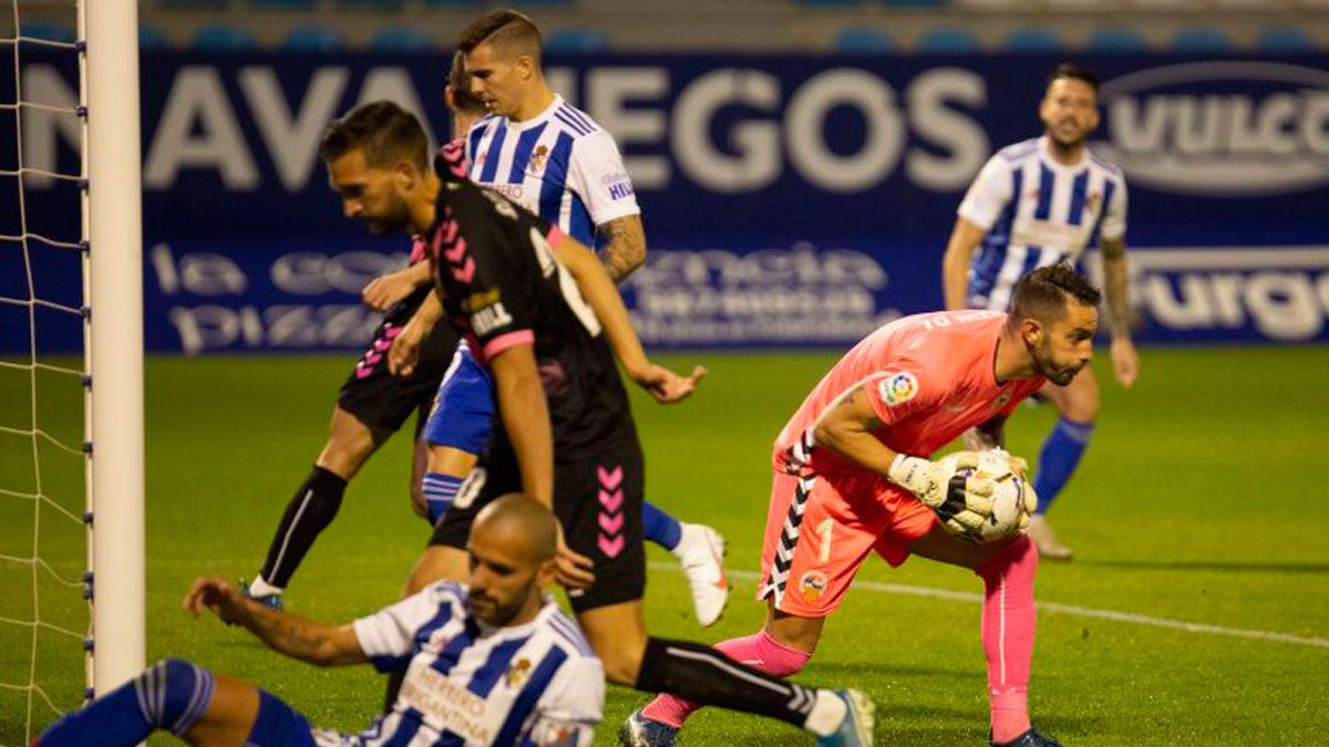 Mackay atrapa un balón que no alcanza a rematar Yuri. | LALIGA