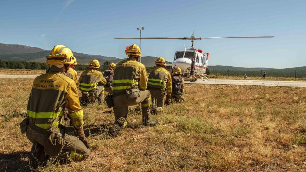 Imagen de archivo de agentes de las brigadas helitransportadas.