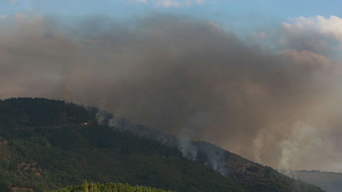 Imagen del incendio de Corullón, que alcanza el nivel 1. | CÉSAR SÁNCHEZ (ICAL)