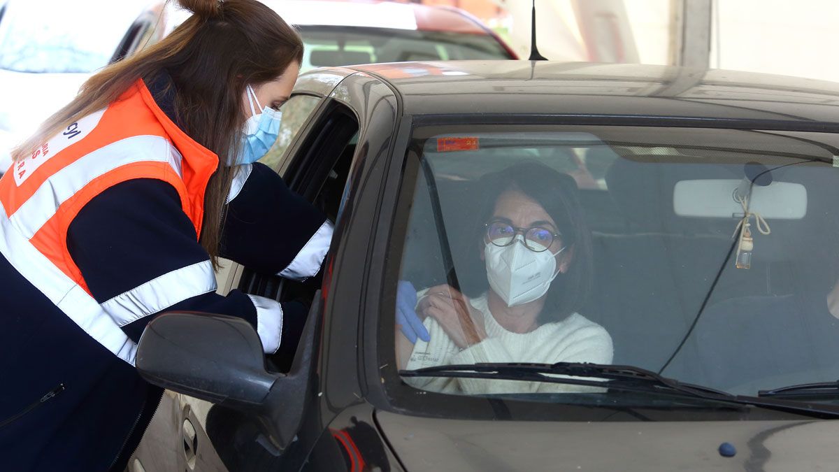 Vacunación en la carpa del Hospital del Bierzo. | ICAL