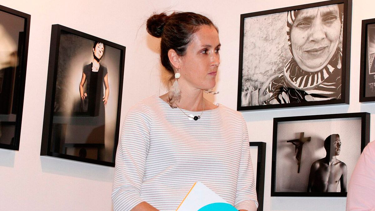 Marta Uribarri en la exposición de José Granizo.