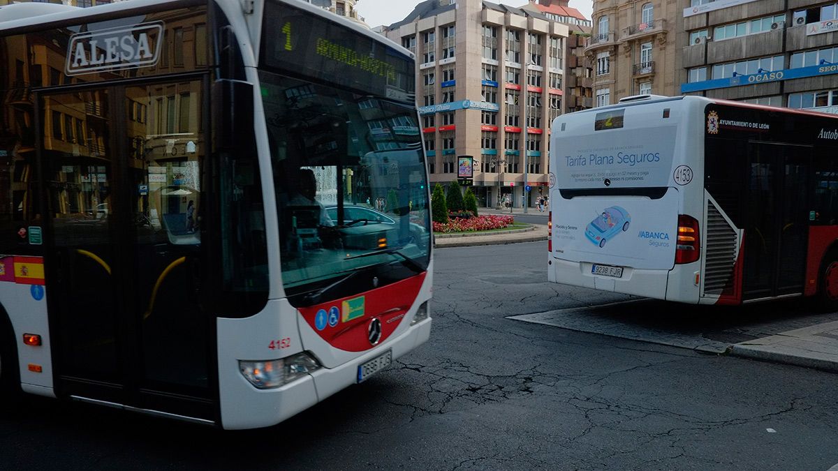 Imagen de archivo de los autobuses urbanos en León. | L.N.C.