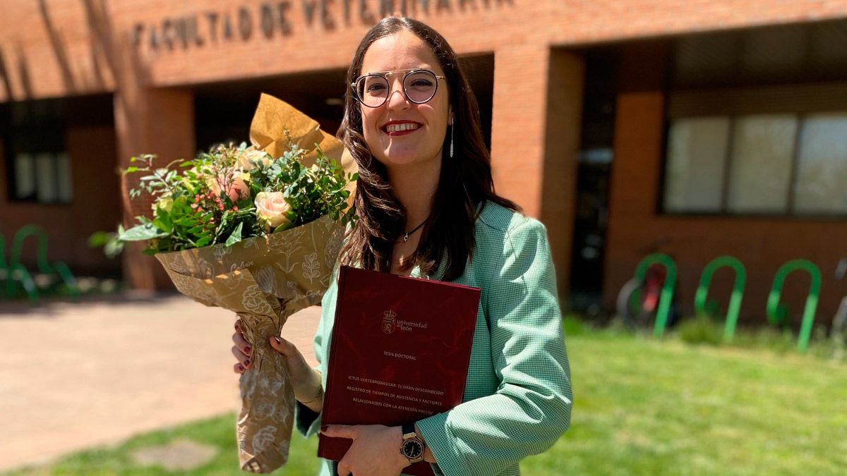 Iria Beltrán posa con su tesis en el Campus de Vegazana. | L.N.C.