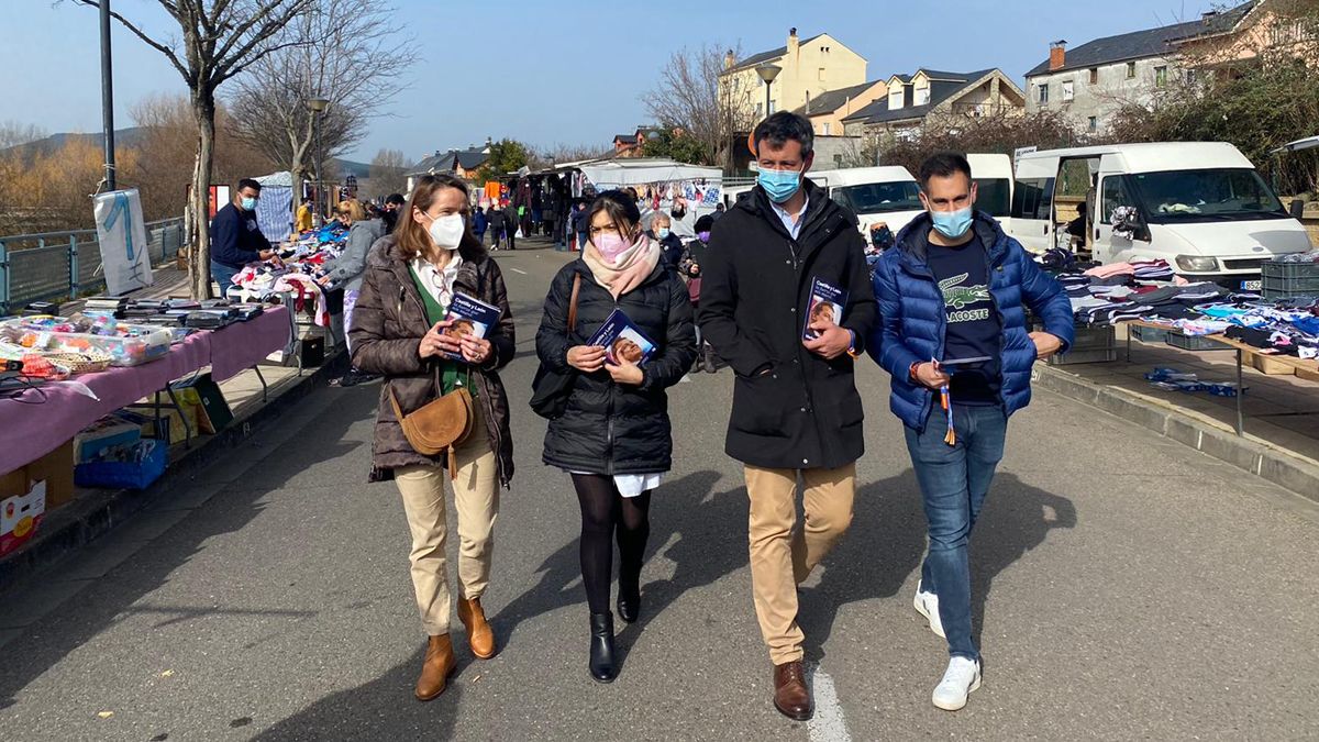 Representantes del PP, en una de sus visitas a mercadillos, este jueves en Bembibre. | L.N.C