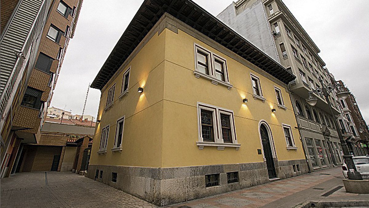 Vista exterior de la Casona de los Pérez, sede del Museo de la Emigración Leonesa. | MEL