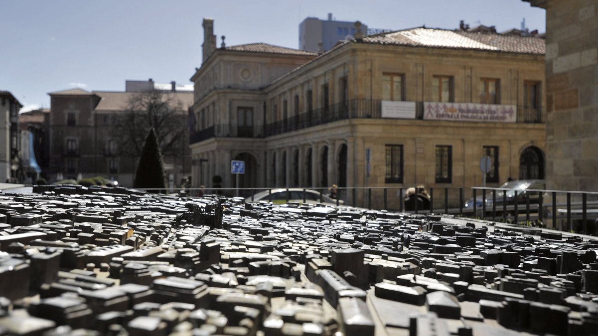 La maqueta de León, con el edificio municipal de San Marcelo al fondo. | D. MARTÍN