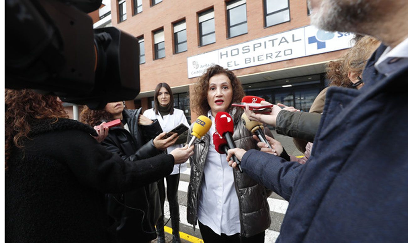 Silvia Franco frente al Hospital El Bierzo. | César Sánchez