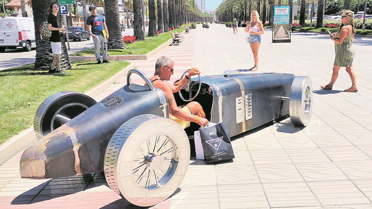 El ‘coche de carreras’ de Carlos Cuenllas en el Paseo Marítimo de Salou.