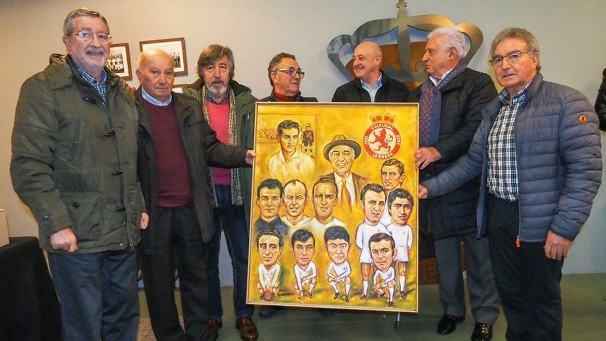 Algunos de los históricos de la Cultural, con las caricaturas de su etapa como futbolistas.