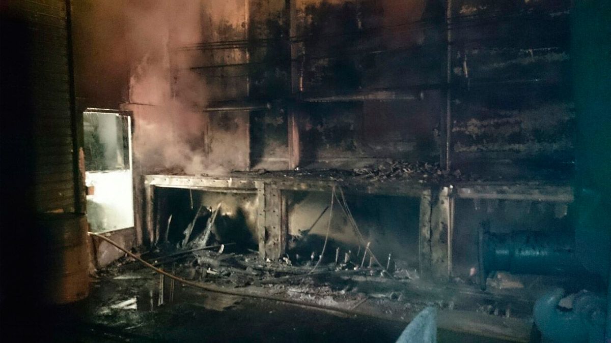 El fuego se originó en una cabina de pintura dentro de la nave. | BOMBEROS DE LEÓN