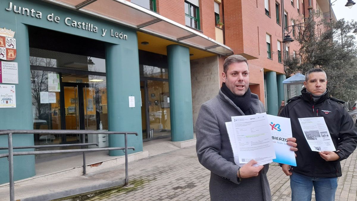 Iván Alonso entregando la documentación en la sede de la Junta para preservar las torres. | MAR IGLESIAS