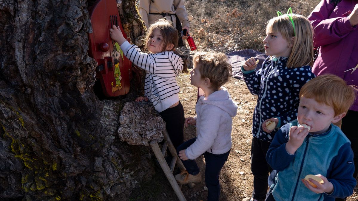 Grupo de niños en la casita del duende. | Vicente García