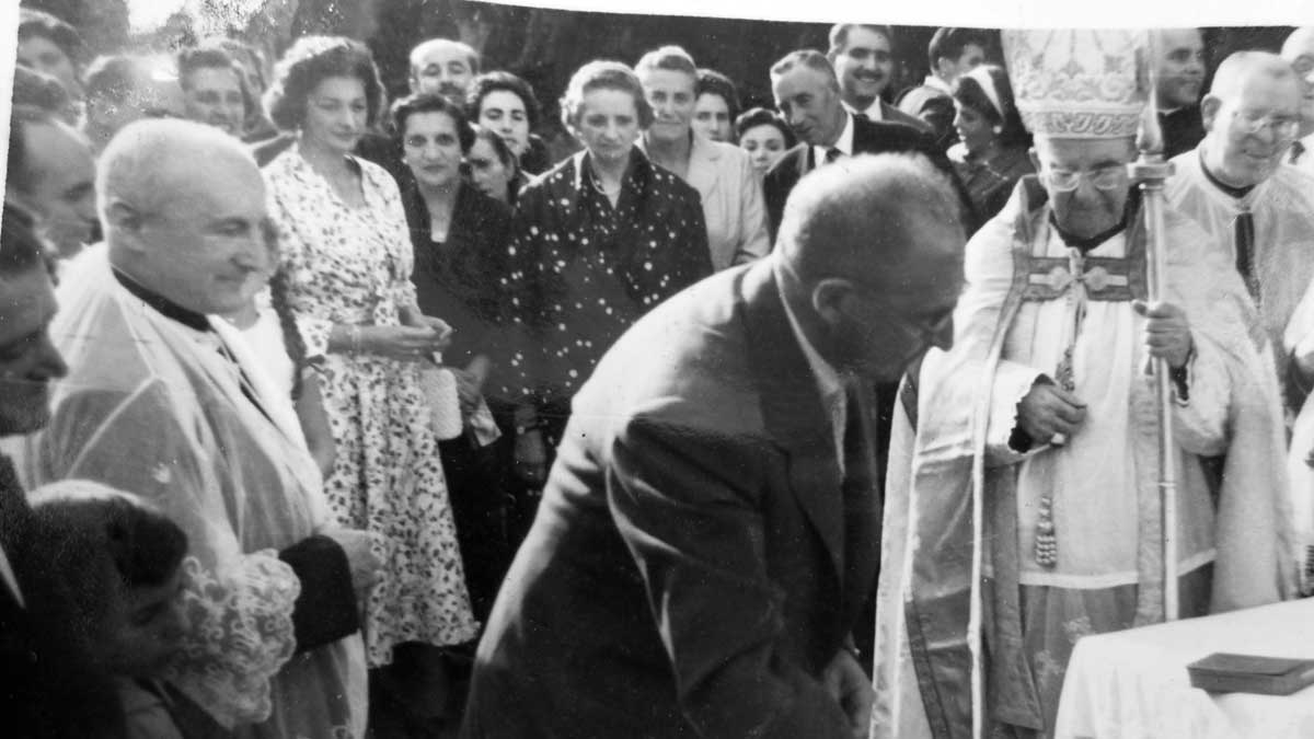 El arquitecto coloca la primera piedra ante la mirada del Obispo Almarcha y la familia Canseco.