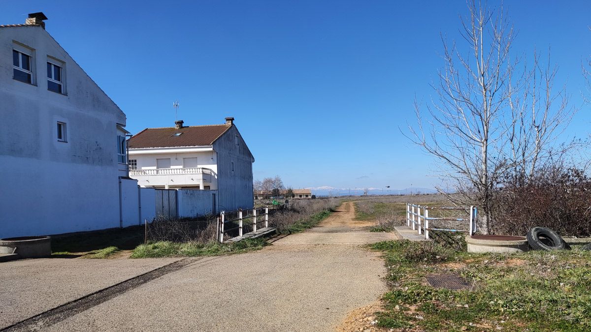 Una de las zonas en las que se actuará para mejor el acceso al camping entre las calle Camino Torres y Peña Ubiña. | A. R.