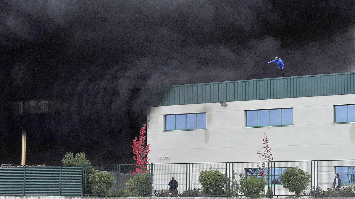 Imagen del incendio, originado este domingo. | DANIEL MARTÍN