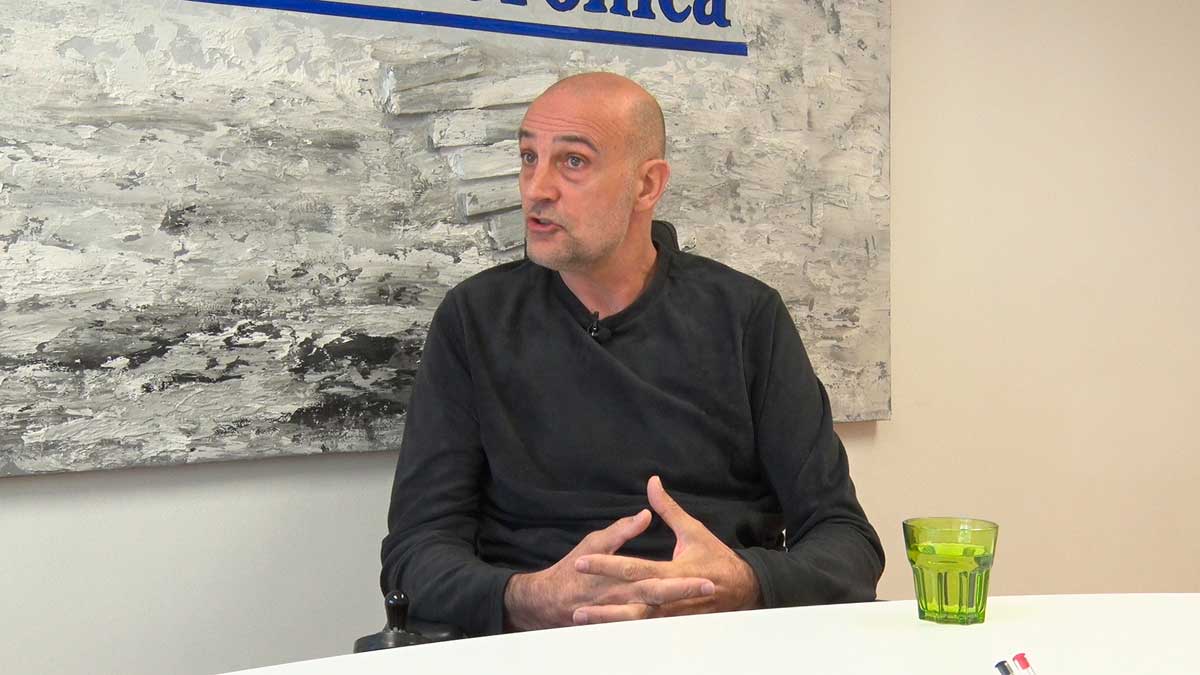 Urbano González durante la entrevista en la redacción de La Nueva Crónica | LAURA PASTORIZA