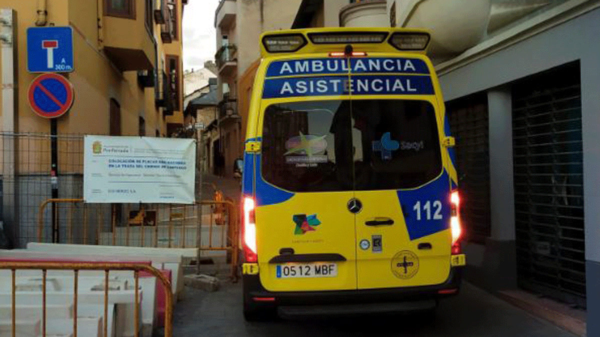 Imagen de archivo de una ambulancia en Ponferrada. | L.N.C.