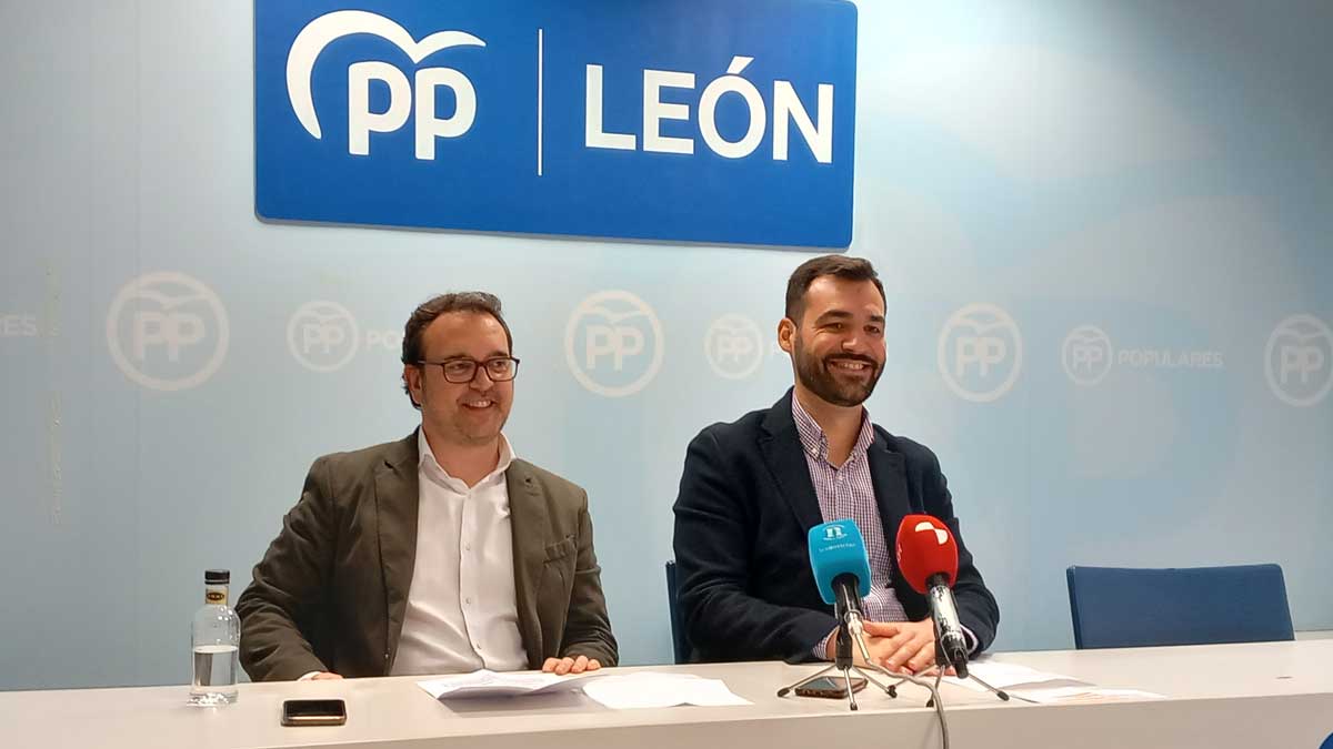 Los procuradores del PP, Ricardo Gavilanes y David Fernández, en la sede del partido en León. | David Iglesias