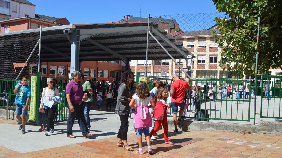 Niños a la salida del colegio Navaliegos, en una imagen de archivo. | L.N.C.