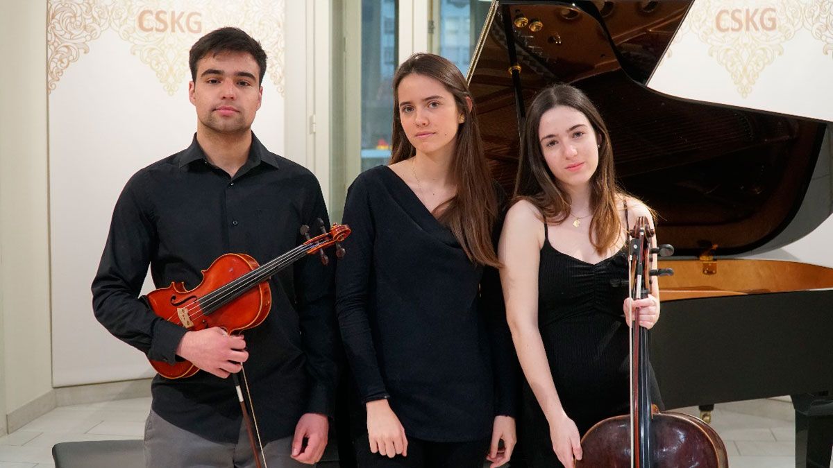 La violonchelista ponferradina Claudia Barrio, ganadora del VII Certamen  online de jóvenes talentos