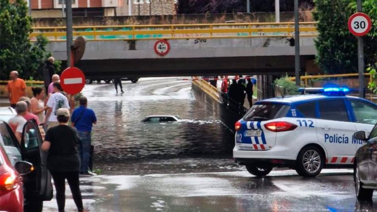 Un coche quedó atrapado. | MMERAYO (TWITTER)