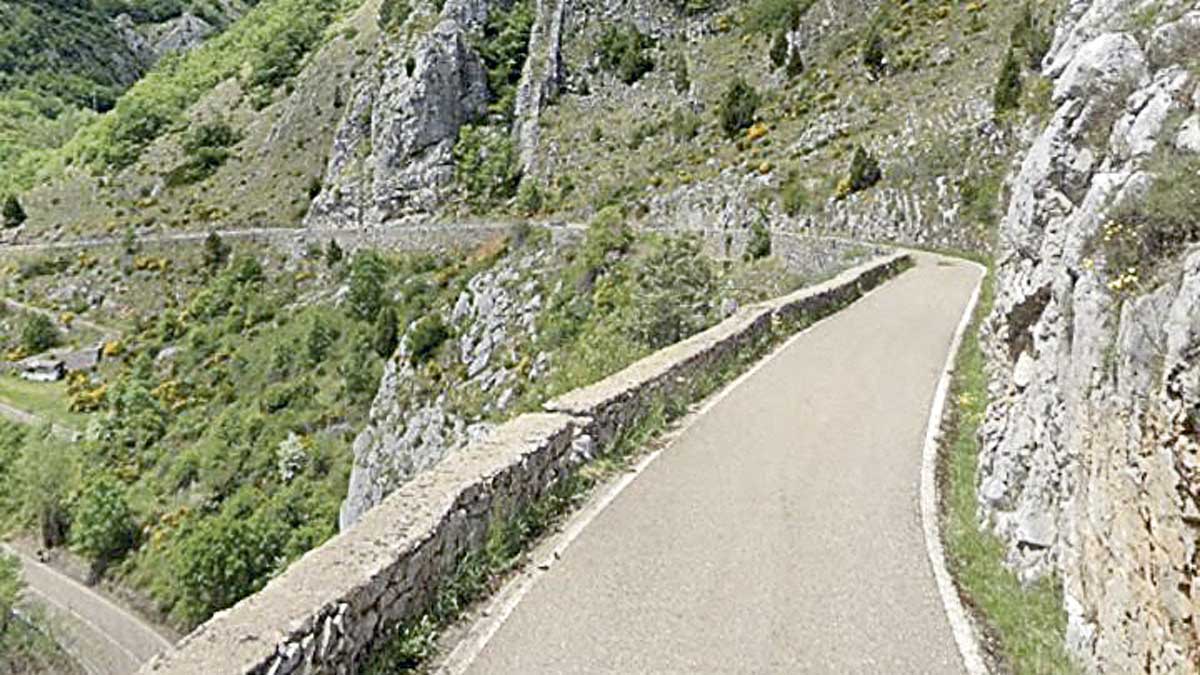 Vista de la carretera a Paradilla de Gordón. | GOOGLE STREET VIEW