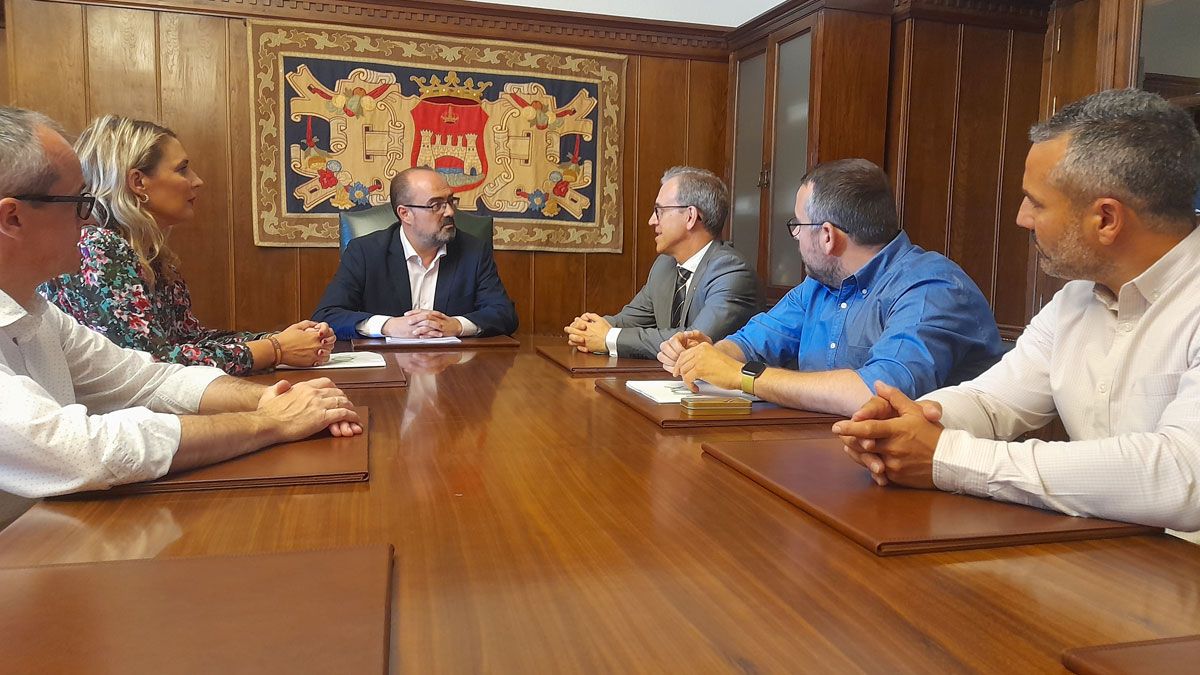 Veganzones reunido con el regidor de Ponferrada y el equipo de Vox en el Ayuntamiento en imagen de archivo. | MAR IGLESIAS
