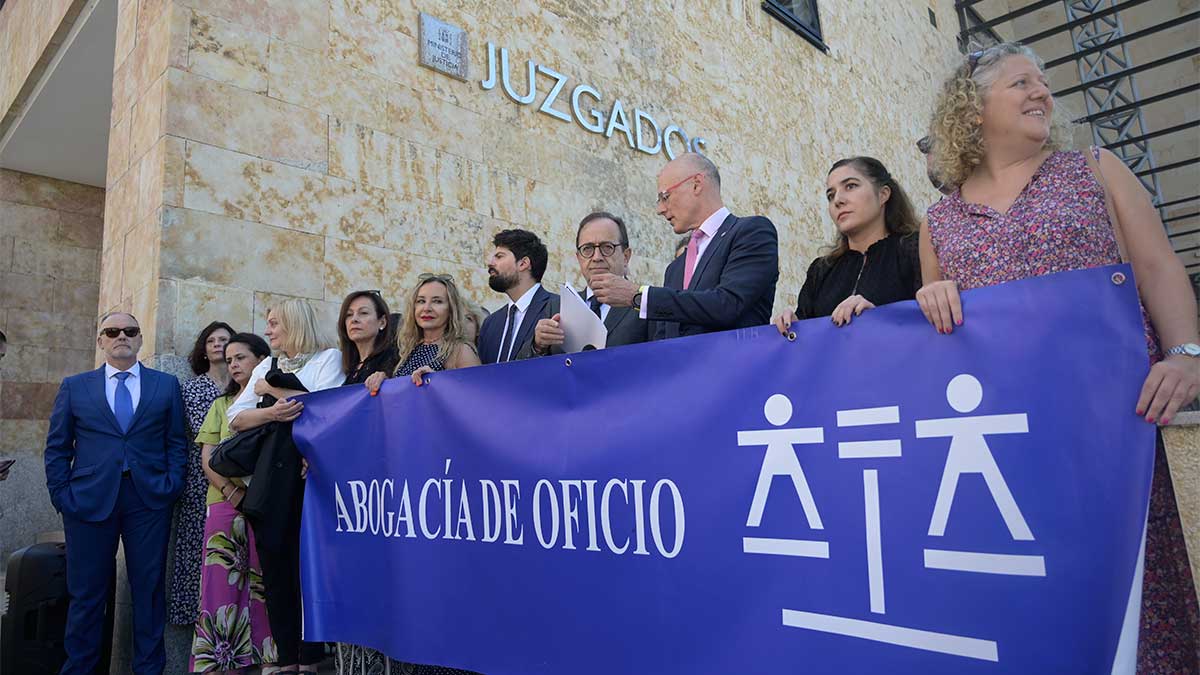 Imagen de archivo de la abogacía de León manifestándose el Día de la Justicia Gratuita frente a los Juzgados. | JESÚS F. SALVADORES