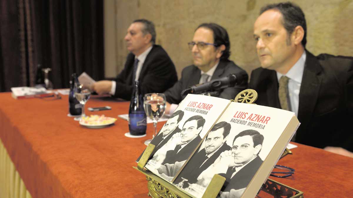 De izquierda a derecha, Adolfo Alonso Ares, Luis Aznar y Héctor Escobar, este lunes en la presentación de 'Haciendo memoria'. | MAURICIO PEÑA