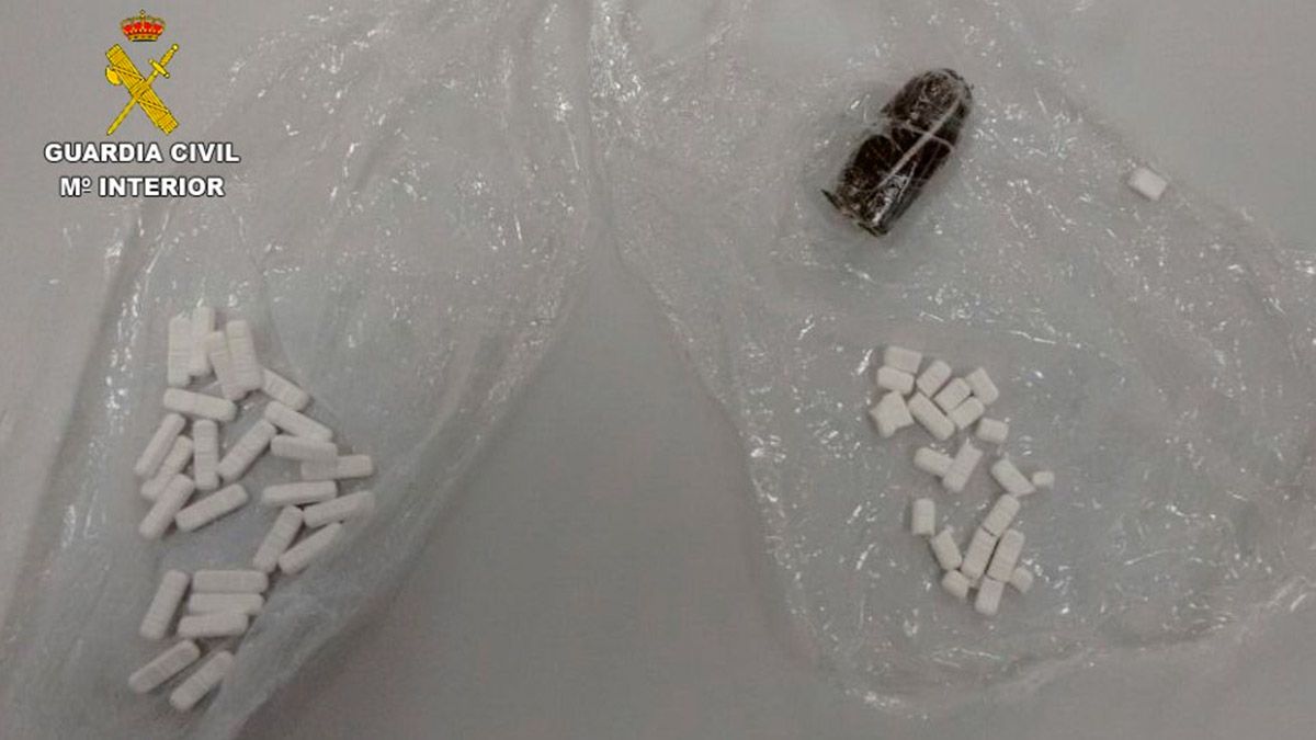 Los detenidos llevaban hachís y alrededor de 40 pastillas de tranquimacín.