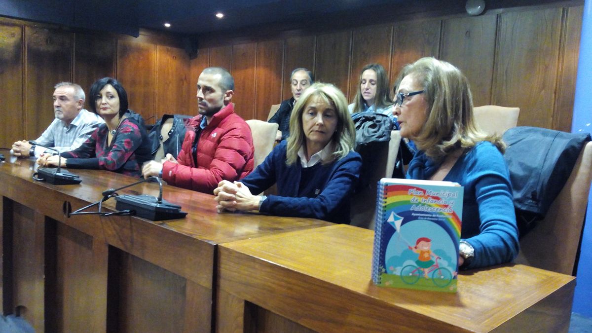 Responsables de centros escolares de Ponferrada, ayer en el Ayuntamiento. | L. N. C.