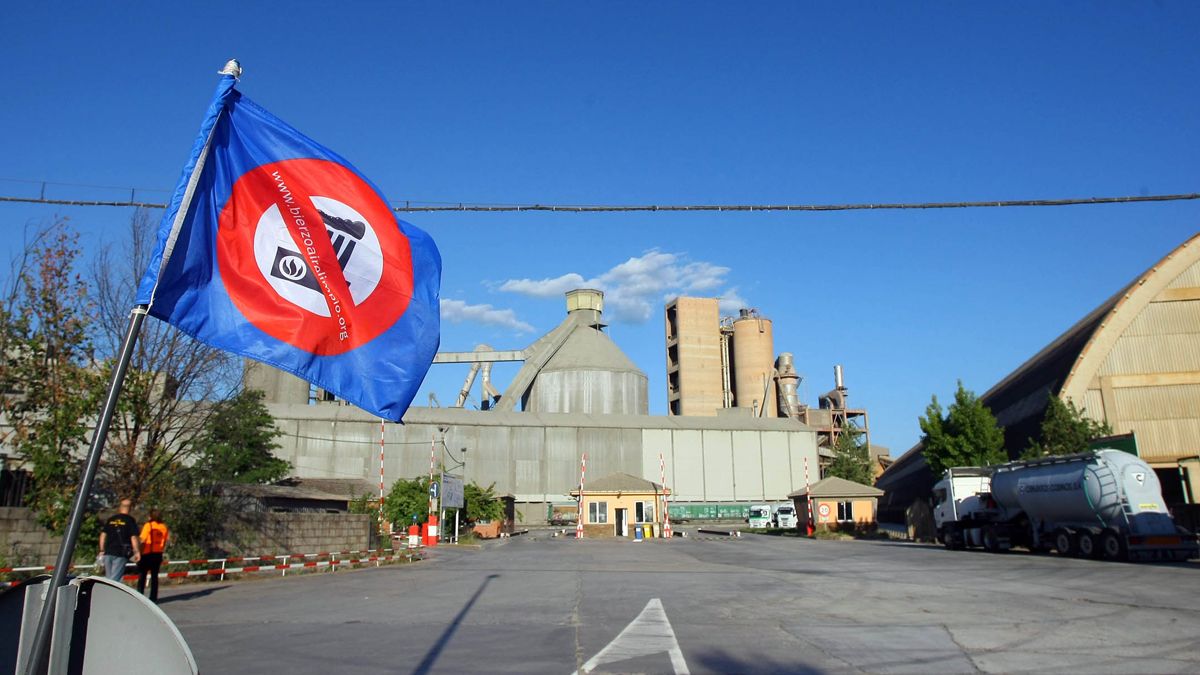 Una bandera contra la incineración de resiuos en Cosmos. ::  CÉSAR SÁNCHEZ (ICAL)