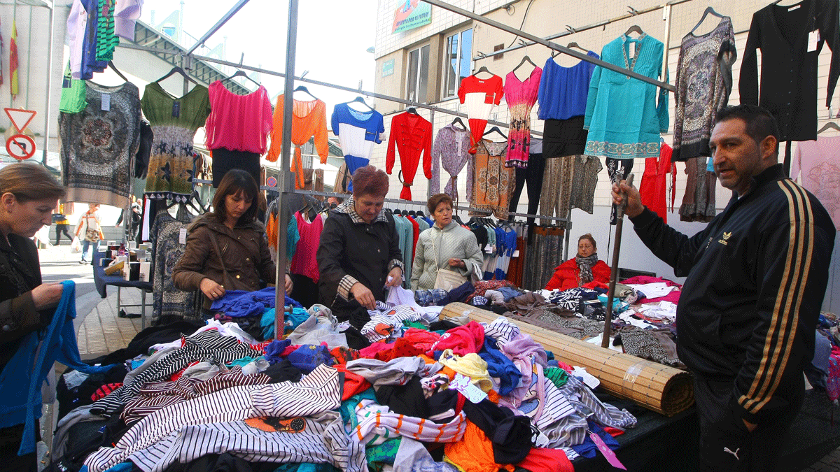 Uno de los puestos de venta de textil en el mercado semanal de Ponferrada. | César Sánchez (Ical)