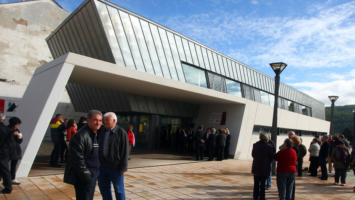 Imagen del día de la inauguración del edificio en Toreno, para el que se comprometieron 200 plazas. | César Sánchez (Ical)