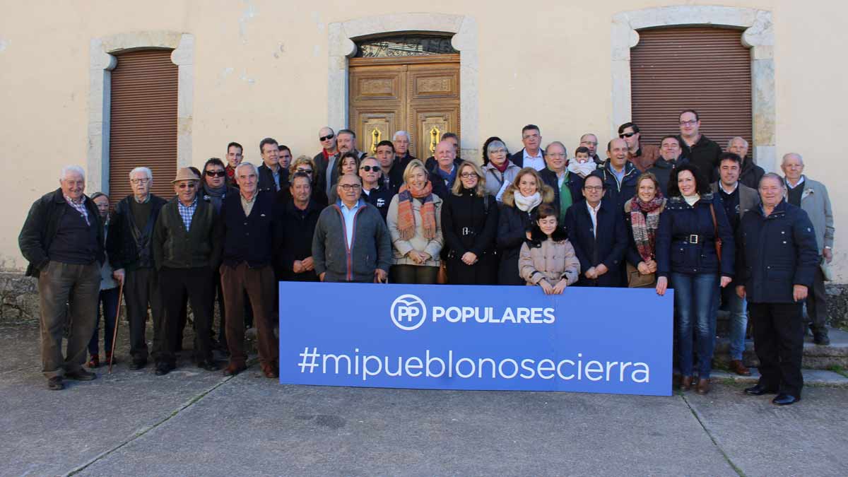 Los integrantes de las listas del PP, este domingo en Riello.