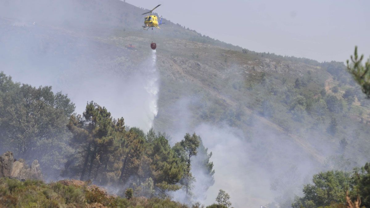 Un helicóptero trabaja en las labores de extinción en el incendio de Quintana del Castillo del pasado verano. | DANIEL MARTÍN