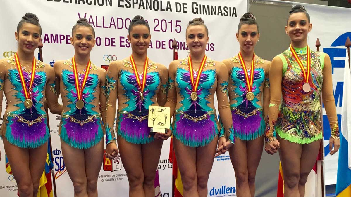 El conjunto sénior del Ritmo, en el pódium tras ser campeón. :: L.N.C.