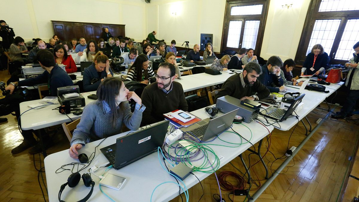 Decenas de profesionales trabajan en la sala habilitada para la prensa. | ICAL