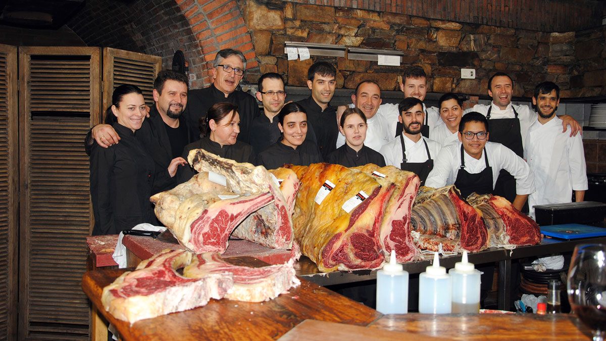 El equipo capitaneado por José Gordón posa con las carnes de buey. | ABAJO