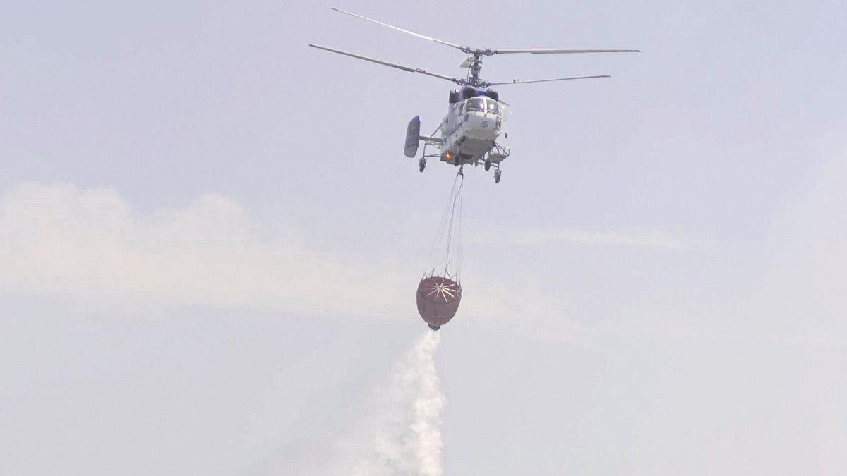 Un helicóptero combatiendo el fuego en la provincia de León. | DANIEL MARTÍN